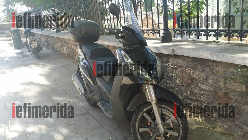 Η εικόνα-ντροπή της Πλάκας που αντικρίζουν οι τουρίστες: Βουνά σκουπιδιών και οχήματα «σκαρφαλωμένα» παντού [εικόνες] | iefimerida.gr 27