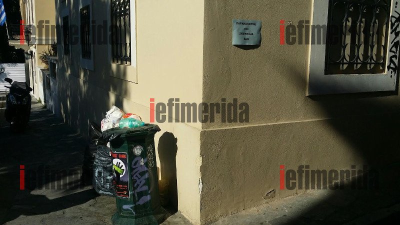 Η εικόνα-ντροπή της Πλάκας που αντικρίζουν οι τουρίστες: Βουνά σκουπιδιών και οχήματα «σκαρφαλωμένα» παντού [εικόνες] | iefimerida.gr 20