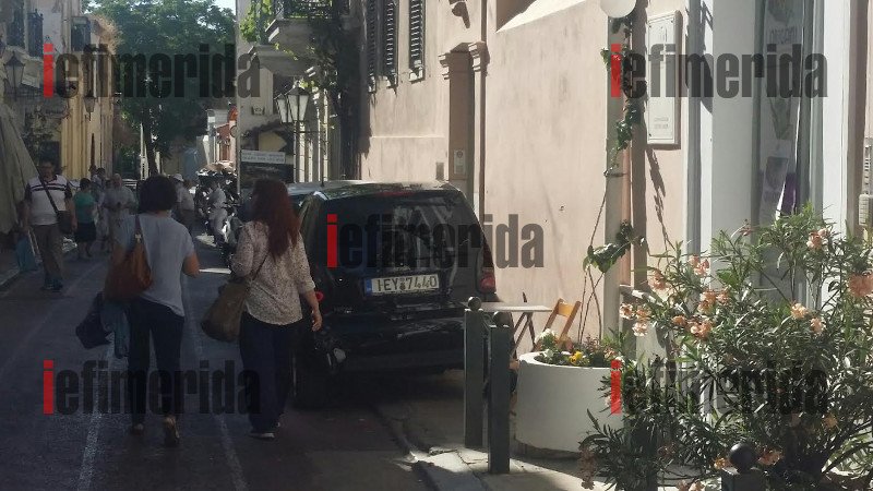 Η εικόνα-ντροπή της Πλάκας που αντικρίζουν οι τουρίστες: Βουνά σκουπιδιών και οχήματα «σκαρφαλωμένα» παντού [εικόνες] | iefimerida.gr 28