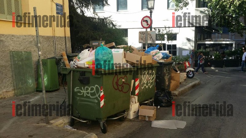 Η εικόνα-ντροπή της Πλάκας που αντικρίζουν οι τουρίστες: Βουνά σκουπιδιών και οχήματα «σκαρφαλωμένα» παντού [εικόνες] | iefimerida.gr 14