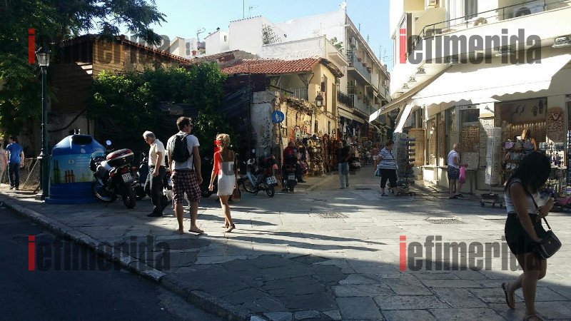 Η εικόνα-ντροπή της Πλάκας που αντικρίζουν οι τουρίστες: Βουνά σκουπιδιών και οχήματα «σκαρφαλωμένα» παντού [εικόνες] | iefimerida.gr 36