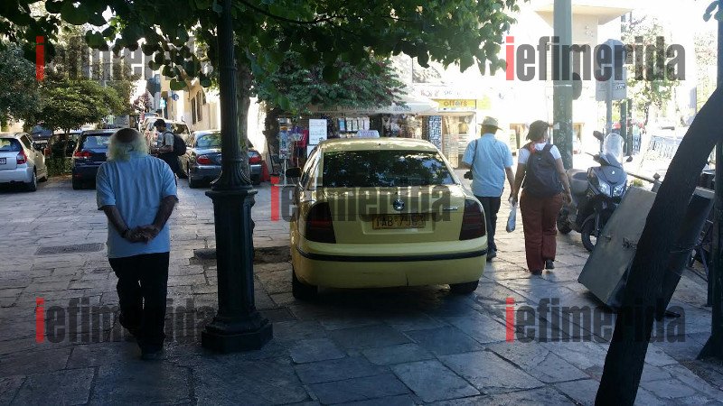 Η εικόνα-ντροπή της Πλάκας που αντικρίζουν οι τουρίστες: Βουνά σκουπιδιών και οχήματα «σκαρφαλωμένα» παντού [εικόνες] | iefimerida.gr 32