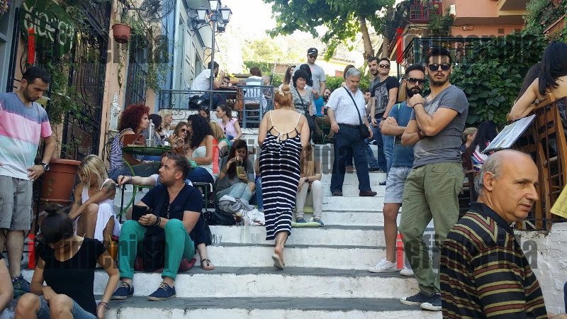 Η εικόνα-ντροπή της Πλάκας που αντικρίζουν οι τουρίστες: Βουνά σκουπιδιών και οχήματα «σκαρφαλωμένα» παντού [εικόνες] | iefimerida.gr 4