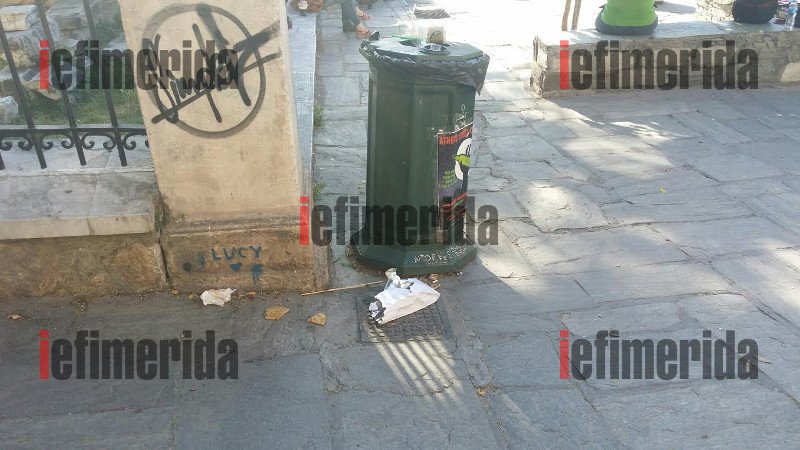 Η εικόνα-ντροπή της Πλάκας που αντικρίζουν οι τουρίστες: Βουνά σκουπιδιών και οχήματα «σκαρφαλωμένα» παντού [εικόνες] | iefimerida.gr 15