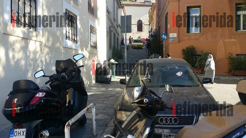 Η εικόνα-ντροπή της Πλάκας που αντικρίζουν οι τουρίστες: Βουνά σκουπιδιών και οχήματα «σκαρφαλωμένα» παντού [εικόνες] | iefimerida.gr 22