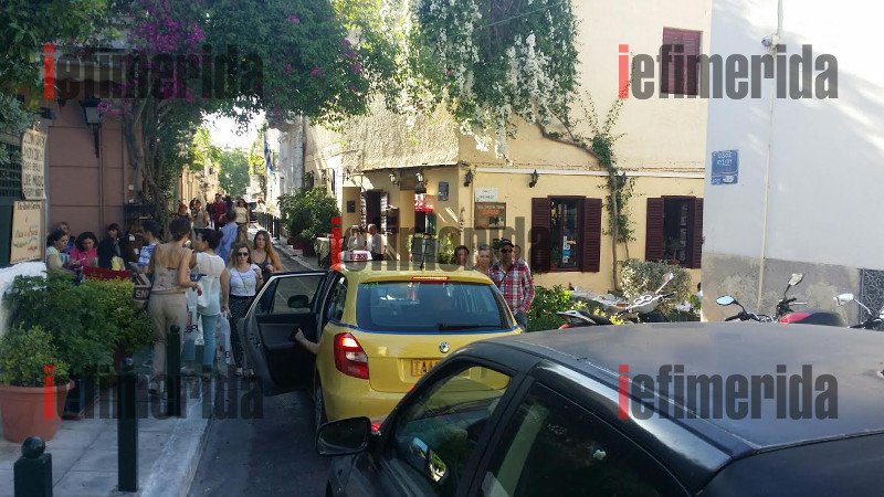 Η εικόνα-ντροπή της Πλάκας που αντικρίζουν οι τουρίστες: Βουνά σκουπιδιών και οχήματα «σκαρφαλωμένα» παντού [εικόνες] | iefimerida.gr 23