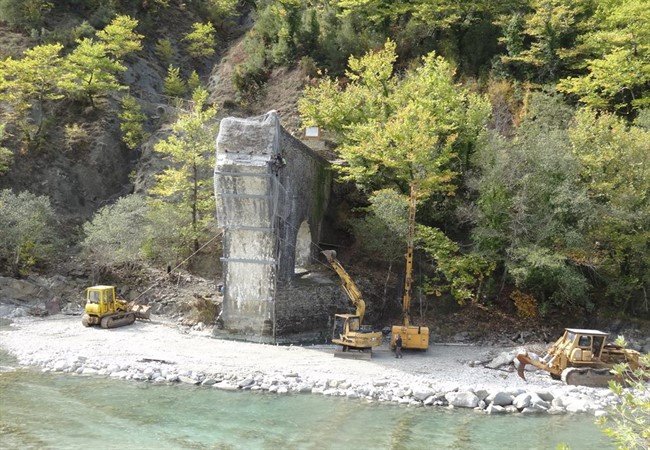 Ολοκληρώθηκαν οι πρώτες εργασίες για τη στερέωση του γεφυριού της Πλάκας [εικόνες] | iefimerida.gr 0