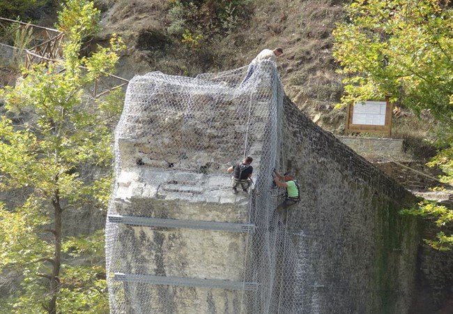 Ολοκληρώθηκαν οι πρώτες εργασίες για τη στερέωση του γεφυριού της Πλάκας [εικόνες] | iefimerida.gr 1