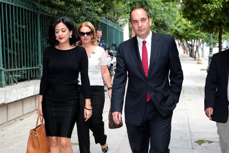 Ορκωμοσία: Το κολάν της Βούλτεψη, το πράσινο παπαγαλί της Γκερέκου και οι γυναίκες των υπουργών [εικόνες&βίντεο] | iefimerida.gr 9