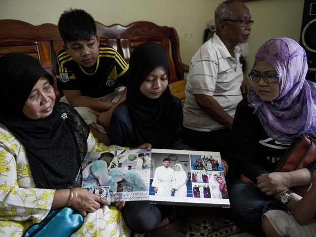 O πλανήτης κλαίει για τις 239 ψυχές που χάθηκαν με το εξαφανισμένο Boeing [εικόνες] | iefimerida.gr 1