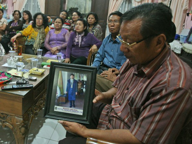 O πλανήτης κλαίει για τις 239 ψυχές που χάθηκαν με το εξαφανισμένο Boeing [εικόνες] | iefimerida.gr 2