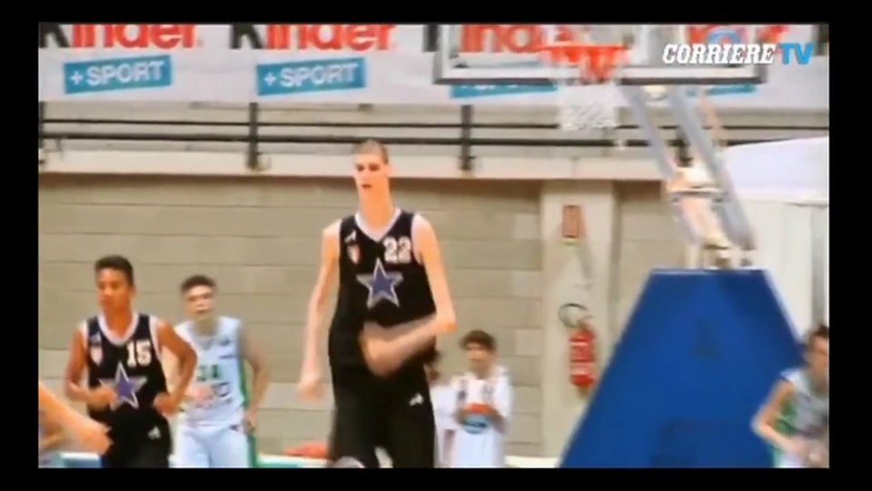 Τρέλα με τον Ρουμάνο γίγαντα - Στα 15 του έχει ύψος 2,29μ! [εικόνες & βίντεο] | iefimerida.gr 0