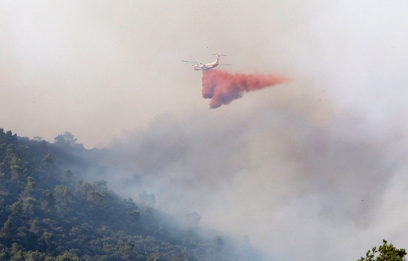 Ανεξέλεγκτες οι φωτιές στη Ν. Γαλλία -10.000 άνθρωποι εγκατέλειψαν τα σπίτια τους [εικόνες & βίντεο]  | iefimerida.gr 4