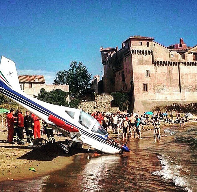 Μικρό αεροπλάνο έπεσε σε παραλία γεμάτη τουρίστες -Ετρεχε ο κόσμος να σωθεί ουρλιάζοντας [εικόνες & βίντεο] | iefimerida.gr 0