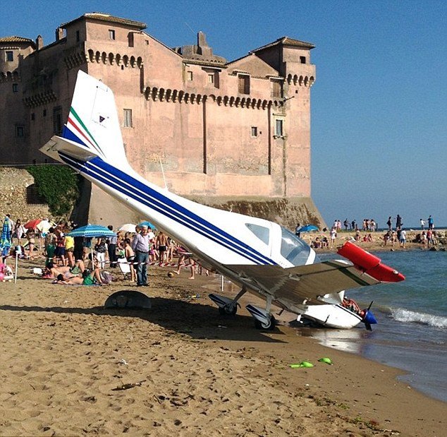 Μικρό αεροπλάνο έπεσε σε παραλία γεμάτη τουρίστες -Ετρεχε ο κόσμος να σωθεί ουρλιάζοντας [εικόνες & βίντεο] | iefimerida.gr 1