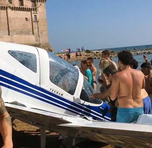 Μικρό αεροπλάνο έπεσε σε παραλία γεμάτη τουρίστες -Ετρεχε ο κόσμος να σωθεί ουρλιάζοντας [εικόνες & βίντεο] | iefimerida.gr 2