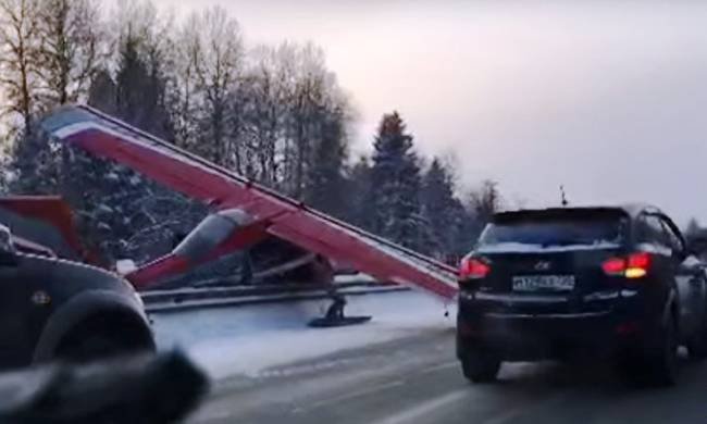Αναγκαστική προσγείωση μονοκινητήριου σε αυτοκινητόδρομο στη Μόσχα [βίντεο] | iefimerida.gr 0