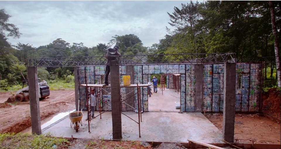 Δροσερά και αντισεισμικά σπίτια από ανακυκλωμένα πλαστικά μπουκάλια [εικόνες & βίντεο]  | iefimerida.gr 1