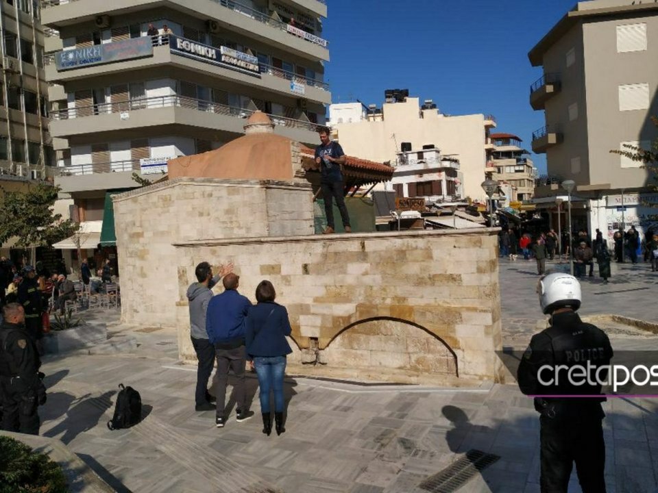 Ενας άνδρας νεαρής ηλικίας απειλεί να αυτοπυρποληθεί