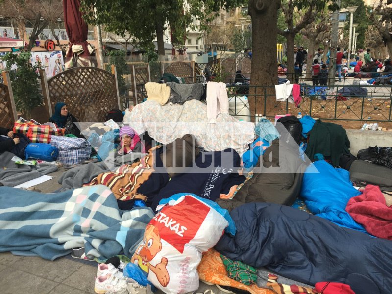 Η πλατεία της απόγνωσης στη Βικτώρια: 600 πρόσφυγες τυλιγμένοι με κουβέρτες κοιμούνται στο πεζοδρόμιο [εικόνες] | iefimerida.gr 9