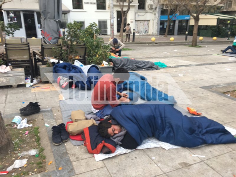 Η πλατεία της απόγνωσης στη Βικτώρια: 600 πρόσφυγες τυλιγμένοι με κουβέρτες κοιμούνται στο πεζοδρόμιο [εικόνες] | iefimerida.gr 2