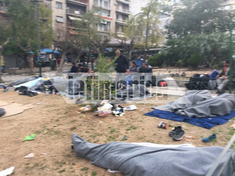 Η πλατεία της απόγνωσης στη Βικτώρια: 600 πρόσφυγες τυλιγμένοι με κουβέρτες κοιμούνται στο πεζοδρόμιο [εικόνες] | iefimerida.gr 3