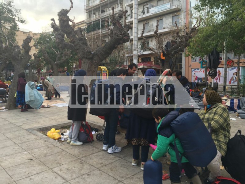 Η πλατεία της απόγνωσης στη Βικτώρια: 600 πρόσφυγες τυλιγμένοι με κουβέρτες κοιμούνται στο πεζοδρόμιο [εικόνες] | iefimerida.gr 4