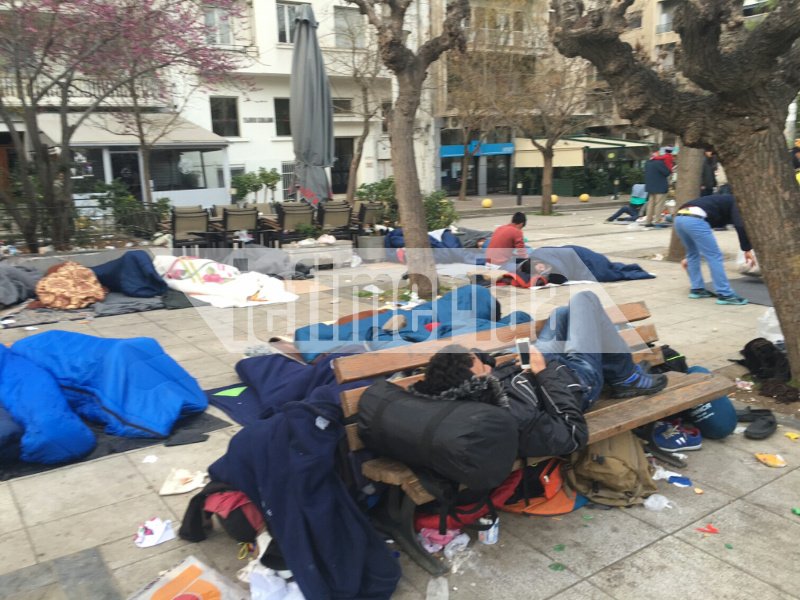 Η πλατεία της απόγνωσης στη Βικτώρια: 600 πρόσφυγες τυλιγμένοι με κουβέρτες κοιμούνται στο πεζοδρόμιο [εικόνες] | iefimerida.gr 5