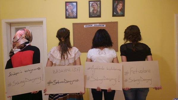 Γιατί οι γυναίκες στην Τουρκία γυρίζουν την πλάτη στον Ερντογάν, κυριολεκτικά [εικόνες] | iefimerida.gr 0