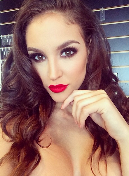 H Playmate με τα χοντρά φρύδια [εικόνες] | iefimerida.gr 3