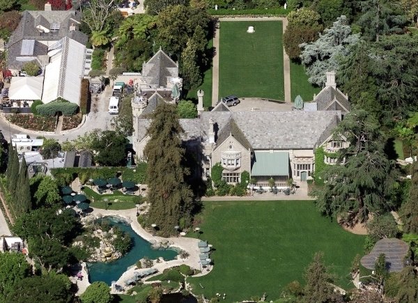 Ο Χιου Χέφνερ ζει σε άθλιες συνθήκες στην έπαυλη του Playboy- Πρώην κουνελάκι αποκαλύπτει [εικόνες] | iefimerida.gr 2