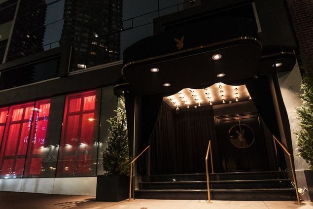 Τριάντα δύο χρόνια μετά το κλείσιμο του «Playboy Club» στο Μανχάταν, τα περίφημα «κουνελάκια» με τον κορσέ και τα αυτάκια επιστρέφουν και πάλι στην Νέα Υόρκη.