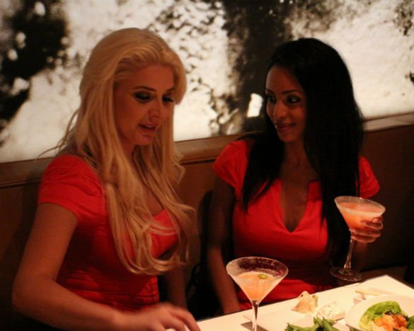 Πρώην Playmate προκαλεί εμφράγματα: Ανταλλάσσει «καυτά» φιλιά με το κορίτσι της [εικόνες] | iefimerida.gr 3