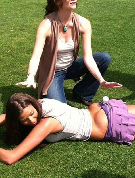 Αποκαλυπτική φωτογράφιση πάει στραβά: Ενα μοντέλο, ένα μπαστούνι γκολφ, μελανιές και μια μήνυση [εικόνες&βίντεο] | iefimerida.gr 0