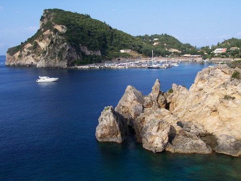 Οι 10 ελληνικές παραλίες με τα σμαραγδένια νερά και το συγκλονιστικό τοπίο που ξετρελαίνουν τους τουρίστες [εικόνες] | iefimerida.gr 3