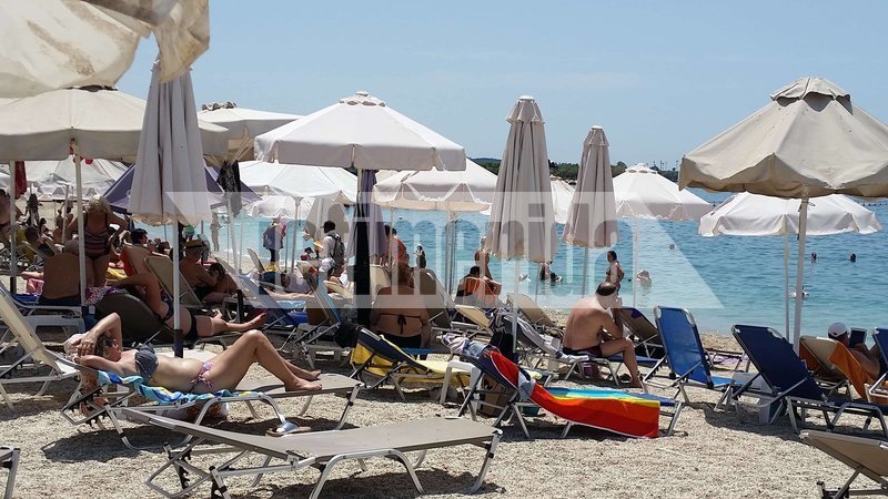 Η ζέστη ξάπλωσε τους τουρίστες στο Σύνταγμα και έστειλε κόσμο στις πλαζ [εικόνες] | iefimerida.gr 10