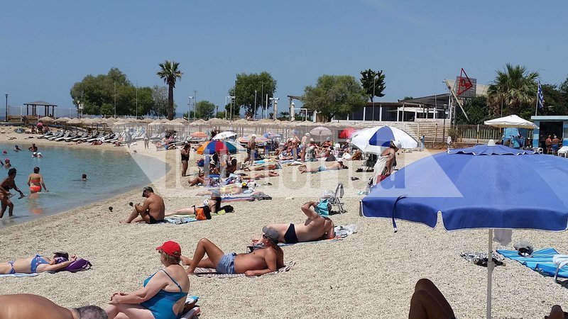Η ζέστη ξάπλωσε τους τουρίστες στο Σύνταγμα και έστειλε κόσμο στις πλαζ [εικόνες] | iefimerida.gr 9
