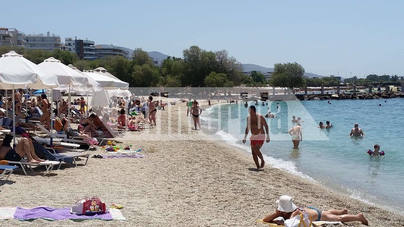 Η ζέστη ξάπλωσε τους τουρίστες στο Σύνταγμα και έστειλε κόσμο στις πλαζ [εικόνες] | iefimerida.gr 8