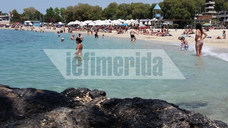 Η ζέστη ξάπλωσε τους τουρίστες στο Σύνταγμα και έστειλε κόσμο στις πλαζ [εικόνες] | iefimerida.gr 7