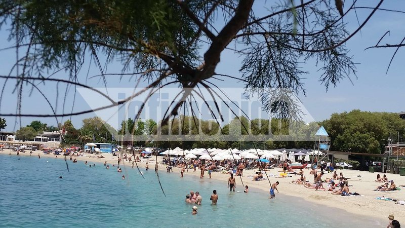 Η ζέστη ξάπλωσε τους τουρίστες στο Σύνταγμα και έστειλε κόσμο στις πλαζ [εικόνες] | iefimerida.gr 6