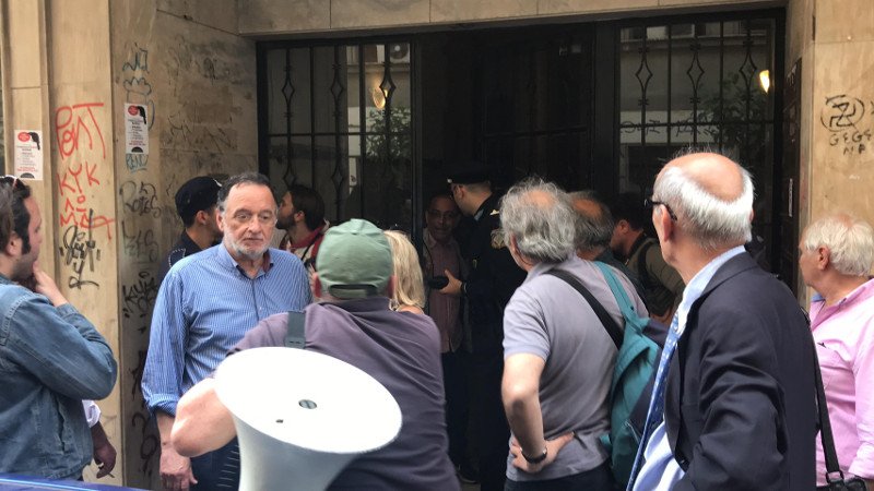  Νέα κινητοποίηση κατά των πλειστηριασμών -Εξω από συμβολαιογραφικό γραφείο [εικόνες & βίντεο] | iefimerida.gr 0