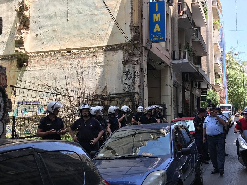 Εβαλαν τον... διάβολο απέναντι στα ΜΑΤ -Νέα κινητοποίηση κατά των πλειστηριασμών [εικόνες] | iefimerida.gr 3