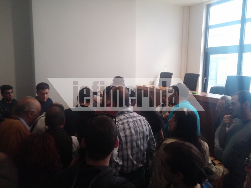 Νέο... μπλόκο και ένταση στο Ειρηνοδικείο για τους πλειστηριασμούς [εικόνες & βίντεο] | iefimerida.gr 0