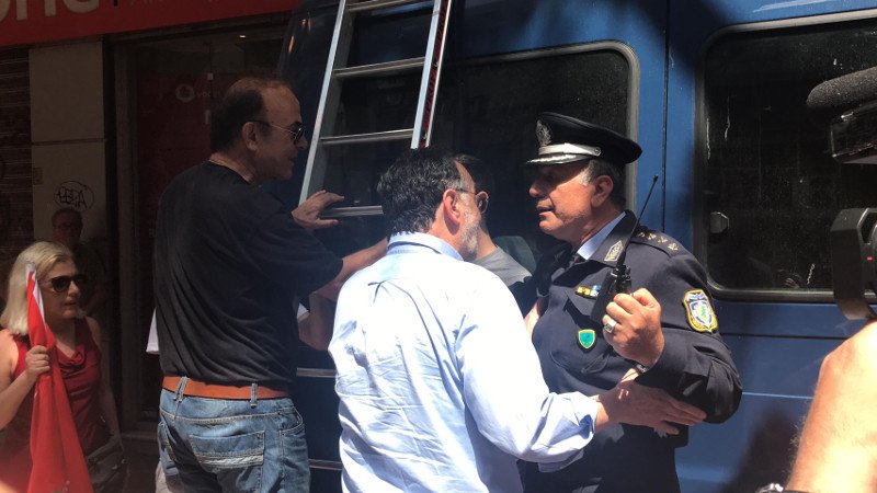 Νέο «ντου» για τους πλειστηριασμούς -Πάλι με σκάλα ο Λαφαζάνης [εικόνες & βίντεο] | iefimerida.gr 4