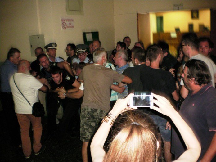 Λάρισα: Επεισοδιακή η ματαίωση των πλειστηριασμών [εικόνες] | iefimerida.gr 0