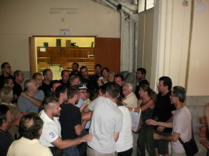 Λάρισα: Επεισοδιακή η ματαίωση των πλειστηριασμών [εικόνες] | iefimerida.gr 1