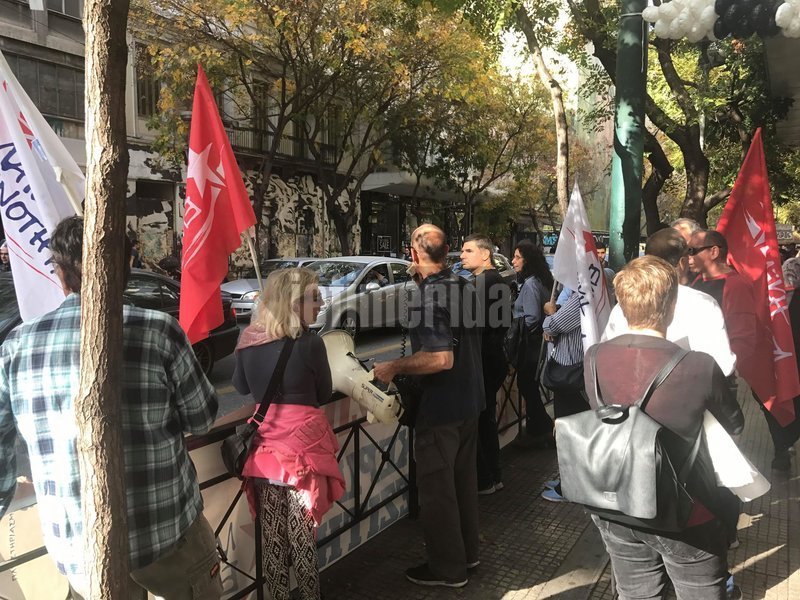 Παράσταση διαμαρτυρίας κατά των πλειστηριασμών πραγματοποιούν τώρα μέλη και στελέχη της Λαϊκής Ενότητας στην είσοδο συμβολαιογραφείου επί της οδού Πατησίων 4
