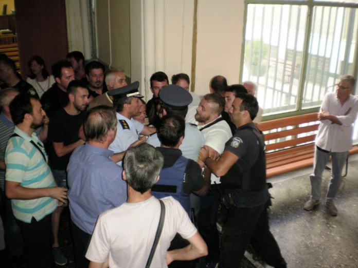 Λάρισα: Επεισοδιακή η ματαίωση των πλειστηριασμών [εικόνες] | iefimerida.gr 2