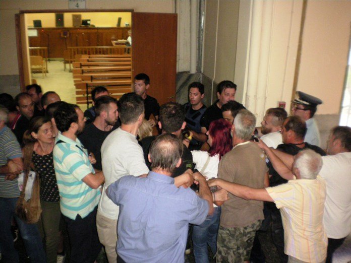 Λάρισα: Επεισοδιακή η ματαίωση των πλειστηριασμών [εικόνες] | iefimerida.gr 3