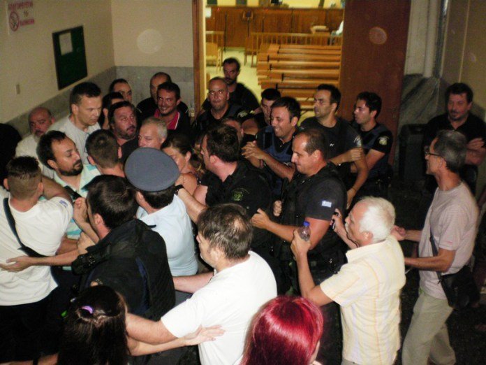 Λάρισα: Επεισοδιακή η ματαίωση των πλειστηριασμών [εικόνες] | iefimerida.gr 4